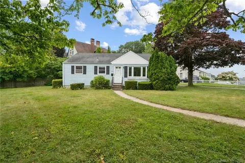 1059 Ocean Ave, New London, CT 06320