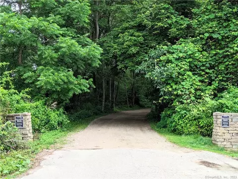 30 Trolley Xing, Pawcatuck, CT 06379