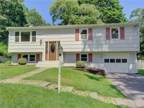 22 Ledgewood Dr, Ledyard, CT 06335