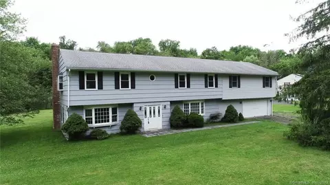 26 Greenridge Dr, Brookfield, CT 06804