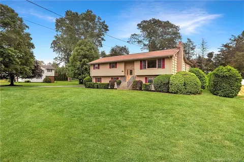 32 Magnolia Rd, Trumbull, CT 06611
