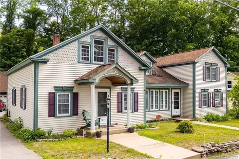 11 Cottage St, New Hartford, CT 06057