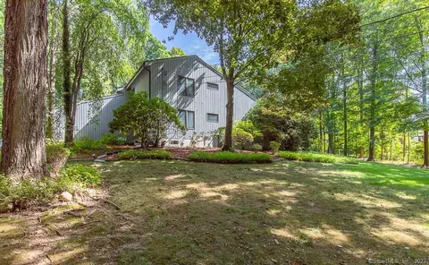 29 Pease Rd, Woodbridge, CT 06525