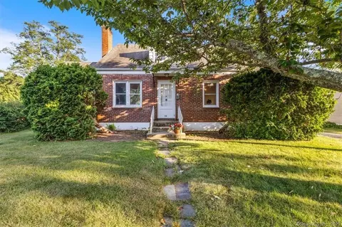14 Woodbine St, Waterford, CT 06385
