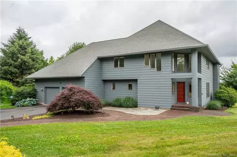 11 Metacom Dr, Simsbury, CT 06070