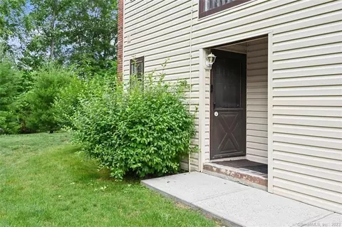 63 Homestead Ln #63, Brookfield, CT 06804