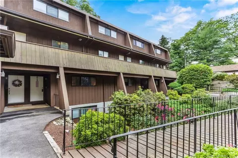 141 Knapps Hwy #141, Fairfield, CT 06825