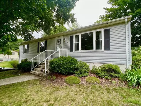 78 Glendale Rd, Montville, CT 06370