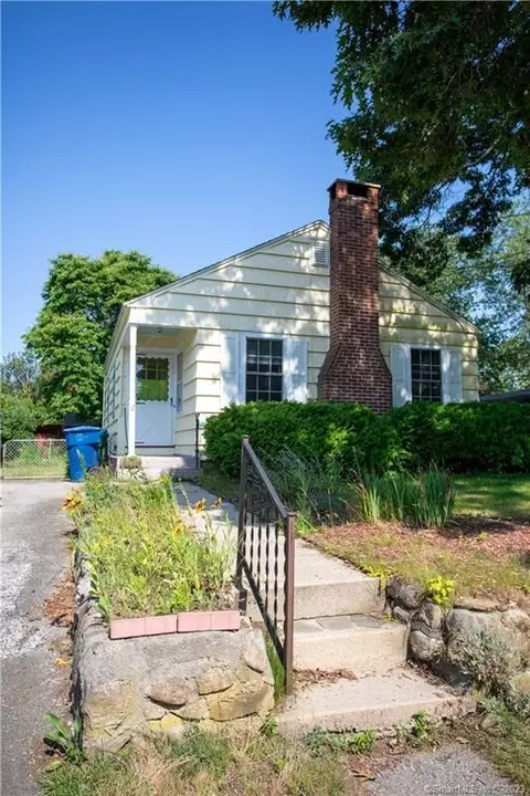 17 Stone St, Waterford, CT 06385
