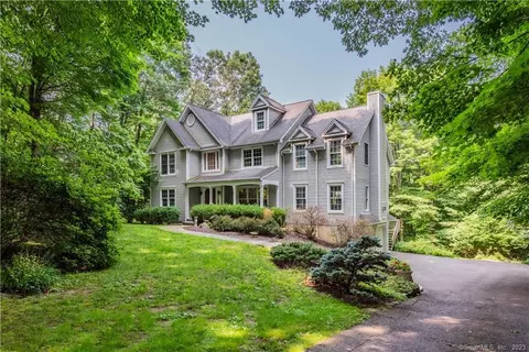 8 Bayberry Ln, New Milford, CT 06776