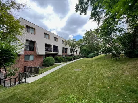 1 Valley Rd #204, Stamford, CT 06902
