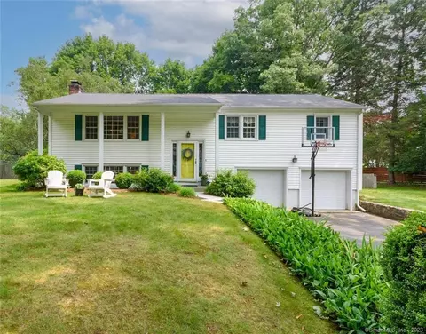 4 Cranbury Woods Rd, Norwalk, CT 06851