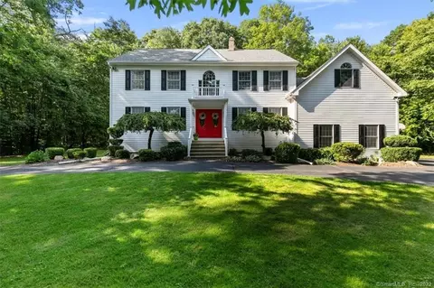 25 Coachman Ln, Bethany, CT 06524