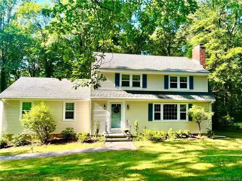 17 Knollwood Rd, Bethany, CT 06524