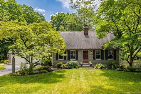 15 Oakwood Rd, Simsbury, CT 06070