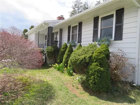 21 Greenfield St, Waterford, CT 06385