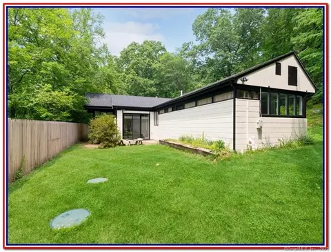 561 Mohegan Avenue Pkwy, Waterford, CT 06375