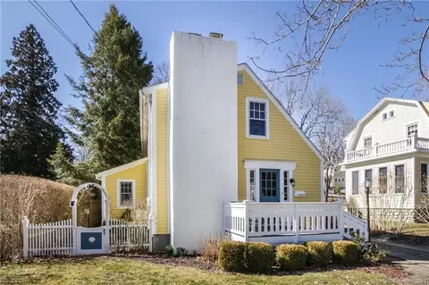 21 Bank St, Groton, CT 06355