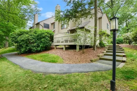 5 Sycamore Ln #5, Avon, CT 06001