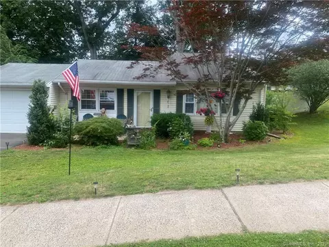 66 Tanglewood Dr, Hamden, CT 06518