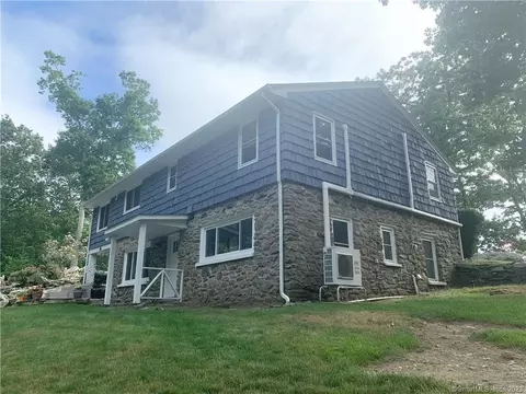 205 Niantic River Rd, Waterford, CT 06385