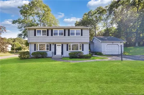 8 Hillside Manor Ave, Vernon, CT 06066