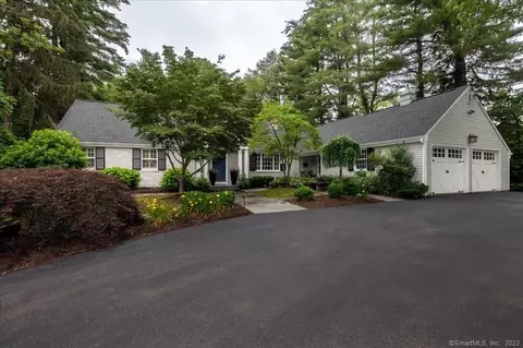 17 Sunny Reach Dr, West Hartford, CT 06117