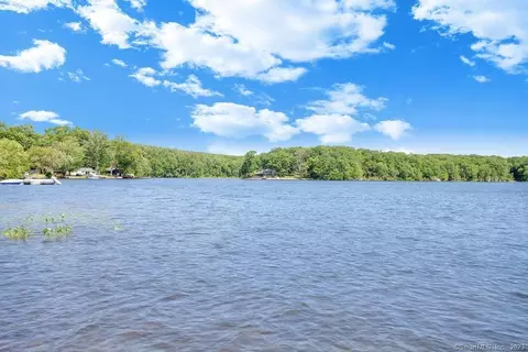 13 W Lake Rd #15, Middlebury, CT 06762