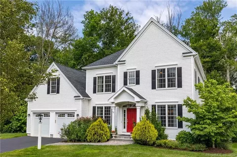75 E Maxwell Dr, West Hartford, CT 06107