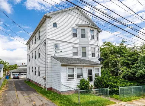 131-133 Cleveland St, New Britain, CT 06053