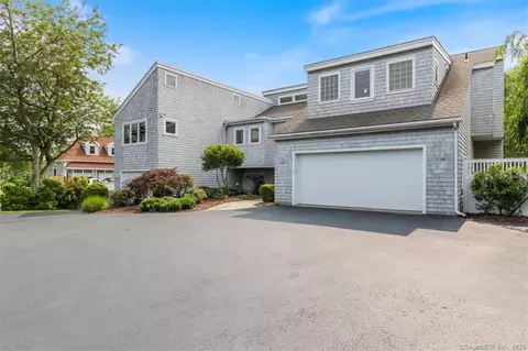 50 Niantic River Rd, Waterford, CT 06385