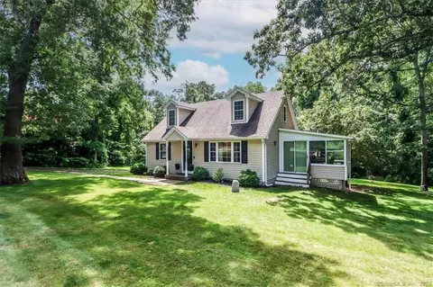 18 Kaechele Dr, Newtown, CT 06482