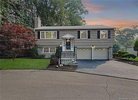 386 Sigwin Dr, Fairfield, CT 06824