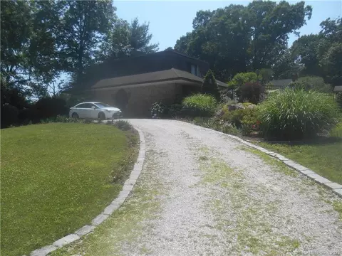 6 Glen Pines Ln, Norwalk, CT 06850