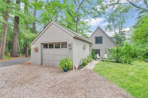 4 Clover Ct #4, Avon, CT 06001