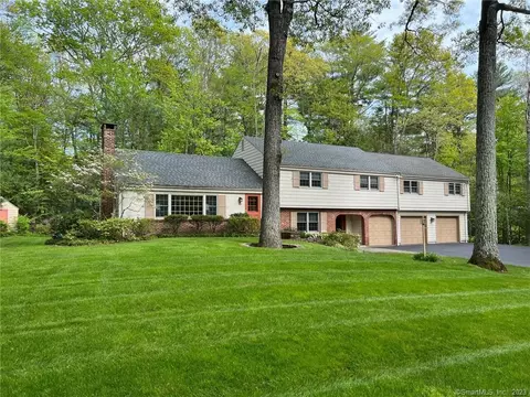 8 Oakland Ter, Simsbury, CT 06070