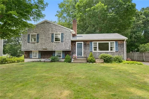 13 Robbins Ave, Old Lyme, CT 06371