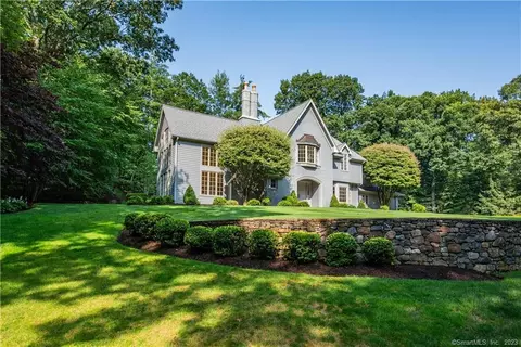 17 Beacon Hill Rd, Middlebury, CT 06762