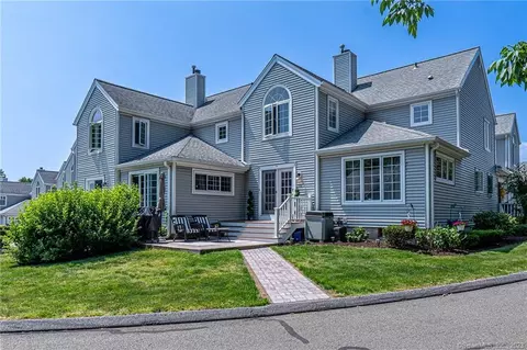 302 Hickory Woods Ln #302, Stratford, CT 06614