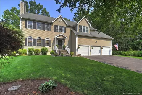 48 River Highlands Dr, Milford, CT 06461