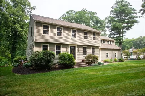 20 Banbury Rd, Simsbury, CT 06092