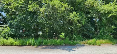 21 Seabreeze Dr, Waterford, CT 06385