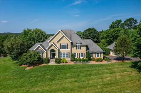 2 Cornfield Rdg, Newtown, CT 06470