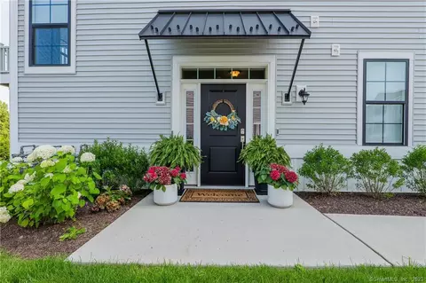 135 Brentwood Cir #135, Danbury, CT 06810