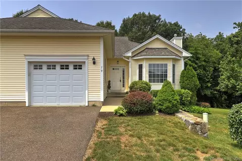 79 Pondview Cir #79, Beacon Falls, CT 06403