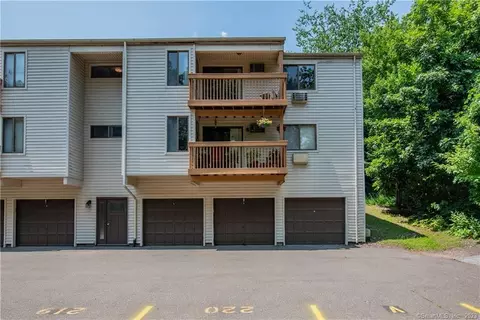 220 Woodland Dr #220, Cromwell, CT 06416