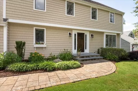 8 Virginia Ln, Unionville, CT 06085