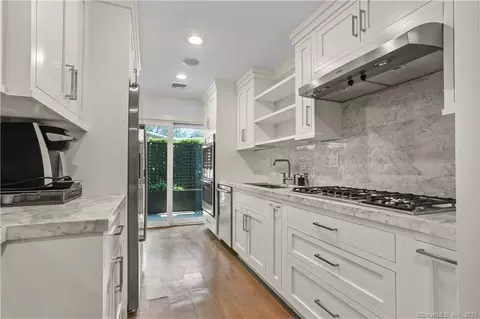 194 Southport Woods Dr #194, Southport, CT 06890