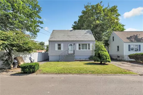 150 Roosevelt Ave, Stratford, CT 06615