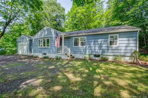2006 Straits Tpke, Middlebury, CT 06762